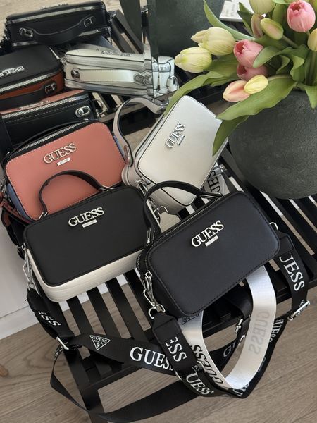 Сумочка Guess крос-боді напис чорний 204534 фото